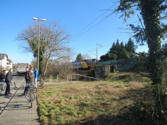 Das dritte Thema des GLB-Rundgangs: der Öffentliche Personen-Nahverkehr (ÖPNV), speziell die Verknüpfung von Bus und Bahn am Klein-Gerauer Bahnhof.