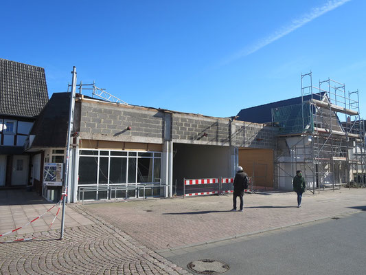 In direkter Nachbarschaft entsteht schon ein kleines Ärztezentrum (lange erwartet in Büttelborn), das auch ein Café (vorne links) beinhalten soll.