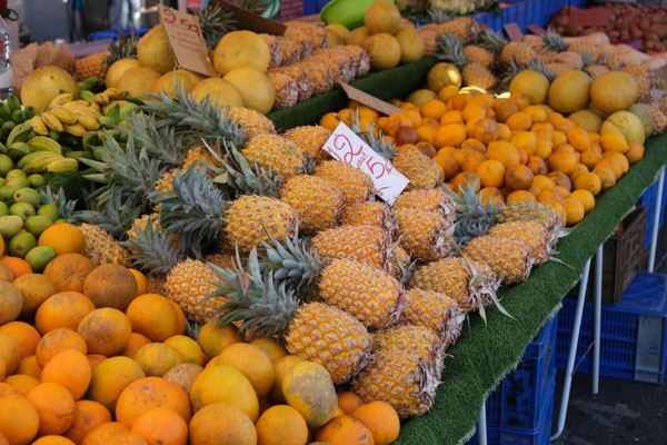Ananas sur le marché forain de Saint-Paul