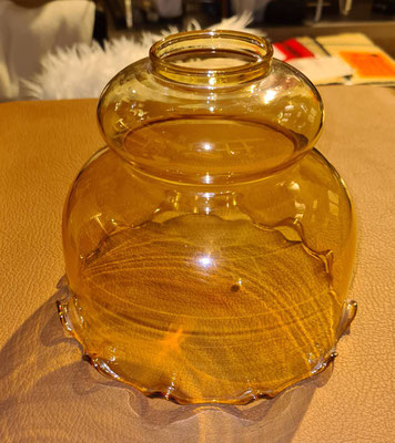 Art.-Nr. 1050, Lampenschirm, Glas, braun-transparent, Ø 16,0 cm, H 14,0 cm, Fassung 4,5 cm, CFJ-Preis 16,50 Euro