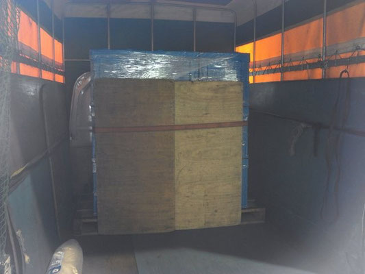パレットに載っているお荷物もそのまま積めます。　金属加工品配送　精密部品輸送　貸切輸送