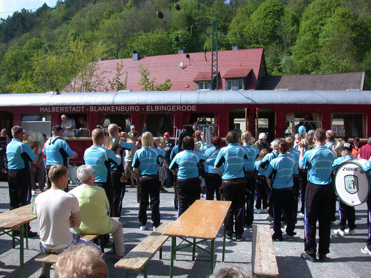 2010-05-23: Der Spielmannszug Neuwerk tritt am Bahnsteig in Rübeland auf