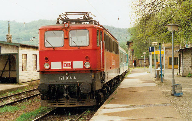 E-Lok 171 014 mit einem Personenwagen abfahrbereit in Blankenburg 1999. Aufnahme: Hartmut Weidemann, Berlin)