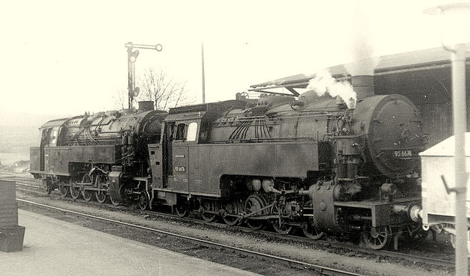 95 029 und 95 6676 (Mammut) vor Güterzug in Blankenburg um 1957