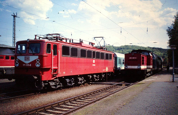 1993: Personenzüge nach Elbingerode mit 171 011 und Halberstadt mit 202 220 im Bahnhof Blankenburg