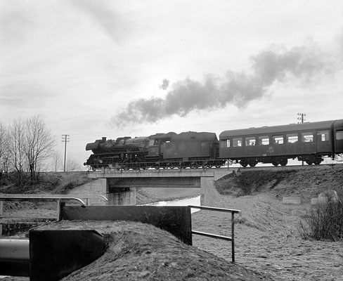 41 mit Personenzug nach Ausfahrt aus Oschersleben, 1973