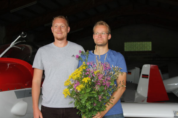 Fluglehrer Michi mit Philipp - Herzlichen Glückwunsch!