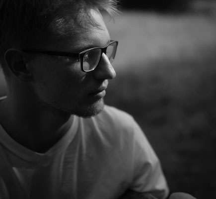 Silhouette eines Mannes mit Brille