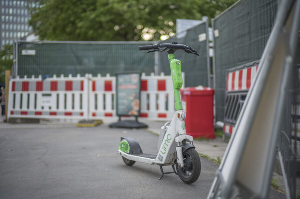 Wohlstandsmüll auf dem Gehweg