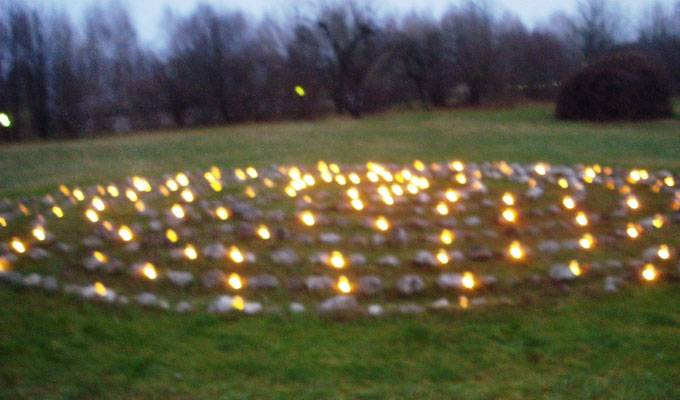 Gang in das Labyrinth der Lichter zur Wintersonnenwende am Höribachhof in St. Lorenz / Mondsee