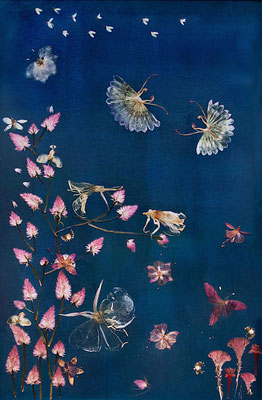Ein Kunstwerk aus Blüten mit großen Insekten