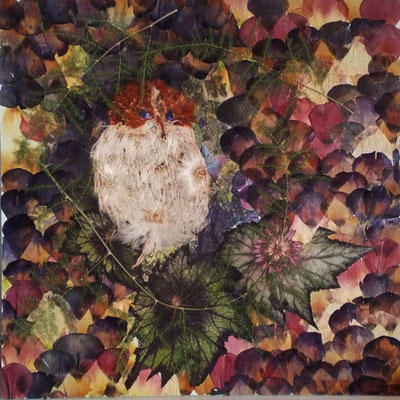 floralart, Ein Kunstwerk aus gepressten Blüten stellt eine Eule in ihrer Mauerhöhle dar. 