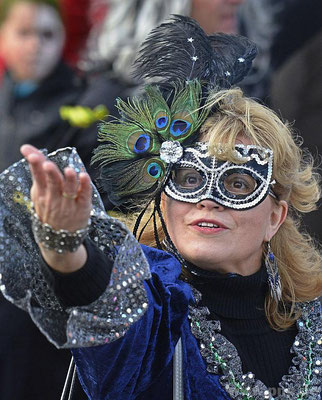 Mit Maske unterwegs: 2. Bürgermeisterin Rosemarie Freudenstein.