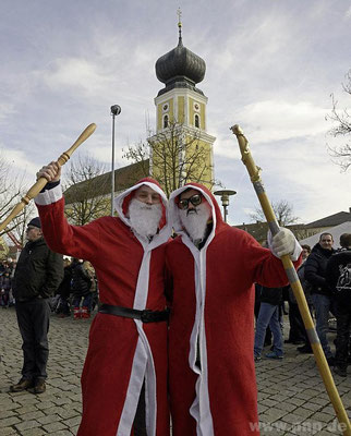 Jahreszeitlich nicht richtig: die Nikoläuse Christoph (l.) und Daniel.