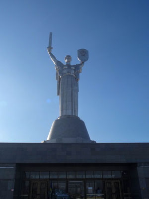 Die 102m hohe Mutter-Heimat-Statue