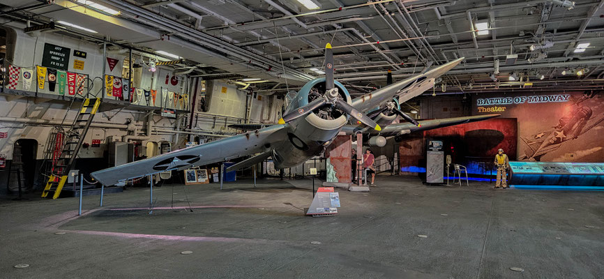 Im Hangar der USS Midway.