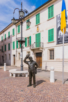 ..e Peppone, vor dem Rathaus.