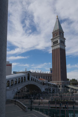 Der Campanile und die Rialto Brücke.