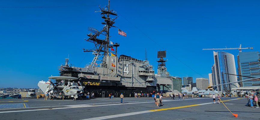 Die Insel auf der USS Midway.