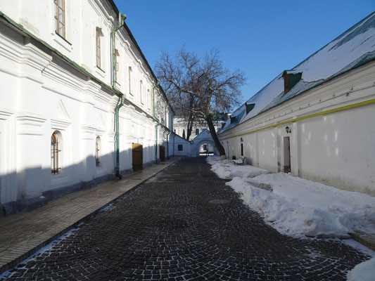 Rechts Stallungen im Höhlenkloster