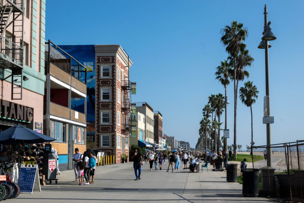 Zum Venice Beach Boardwalk.