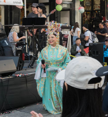 Folkloresängerin auf einem Straßenfest.