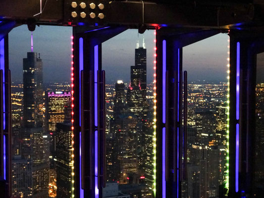 Tilt, eine Einrichtung auf dem Observation Deck, die sich "vorlehnt"