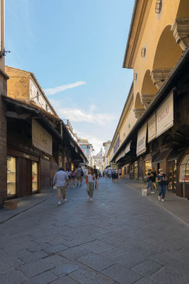 Auf der Ponte Vecchio.