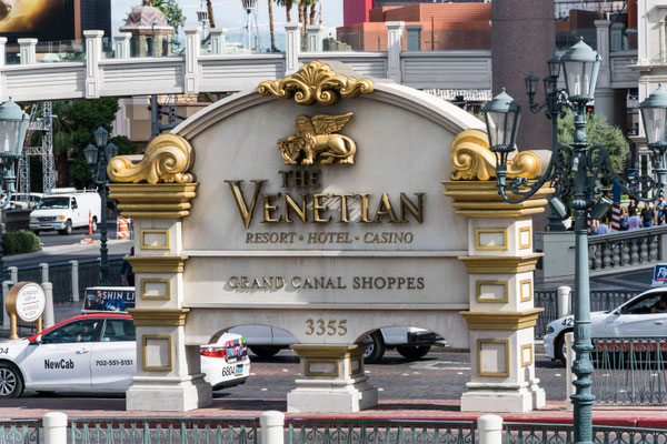 Vor dem Venetian Hotel.