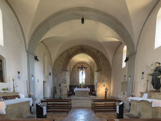 Die Kirche Santa Maria Assunta von innen.