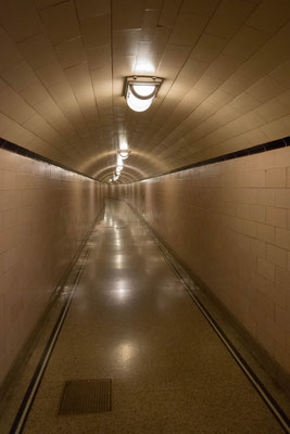 Wartungstunnel im Damm.