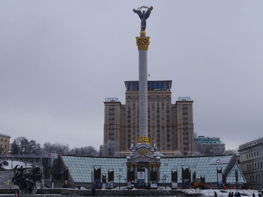 Das Unabhängigkeitsdenkmal vor dem Hotel Ukraina