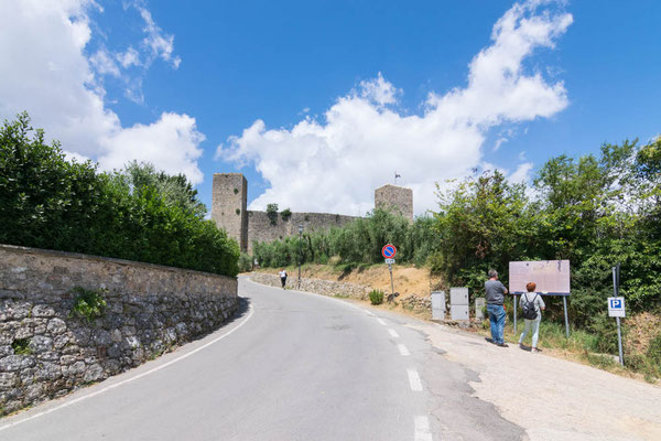 Der letzte Anstieg zu Fuß nach Monteriggioni.