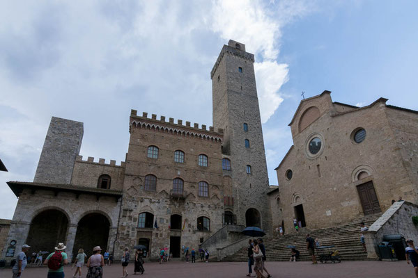 Die Piazza del Duomo mit der Kirche Santa Maria Assunta.