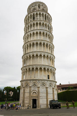 Eingang zum schiefen Turm.