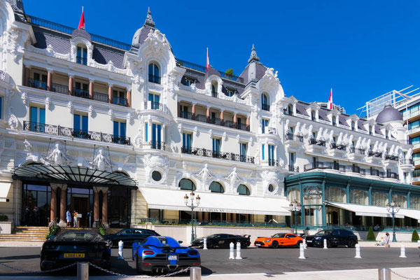 Hotel de Paris Monte Carlo mit den ersten Sportwagen davor.