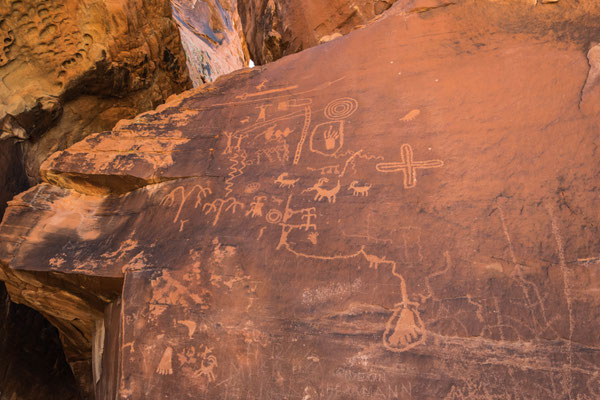 Petroglyphen am Atlatl Rock.