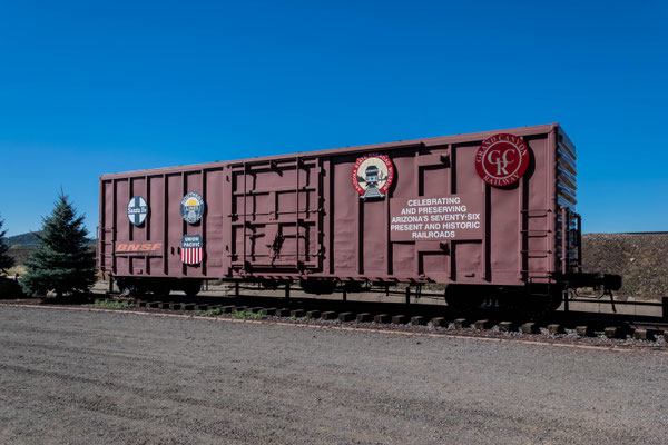 Alte Wagons am Wegesrand.