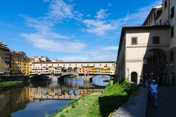 Die Ponte Vecchio, rechts biegt der Vasarikorridor ab.
