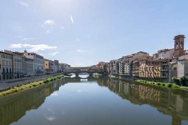 Blick auf den Arno und die Ponte Vecchio.
