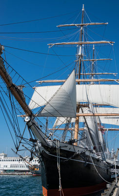 Museumsschiffe im Hafen.