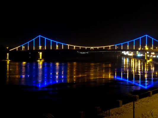 Brücke über den Dnepr in den Farben der Ukraine