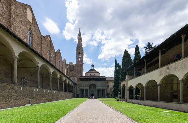 Hinten in der Mitte, die Pazzi-Kapelle.