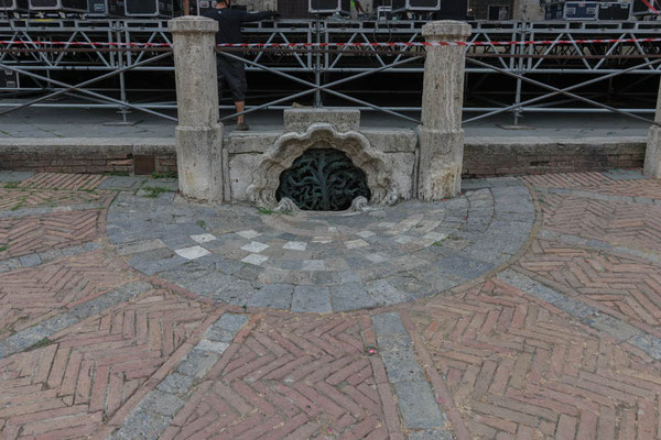 Wasserablauf der Piazza del Campo.
