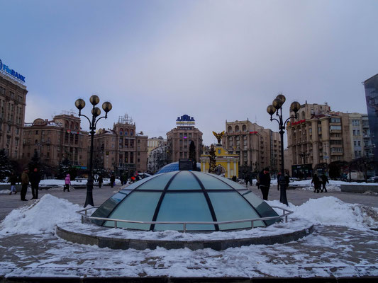Oberlicht des Einkaufszentrum Billa unter dem Maidan