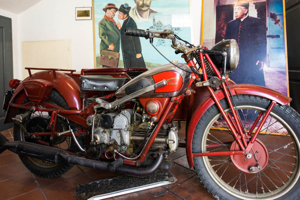 ..ebenso wie dieses Motorrad mit Beiwagen.