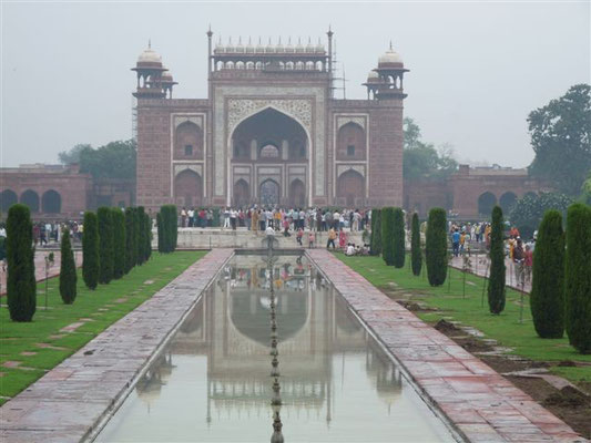 Das Eingangstor / hier Sicht vom Taj aus.