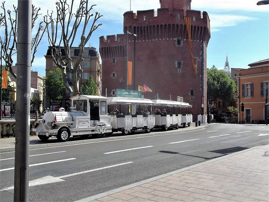 ...währenddessen wartet der Train Petit vor dem historischen Torgebäude Castillet auf uns...