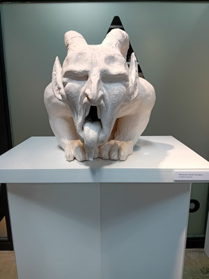 Eindrucksvolle Keramikfigur