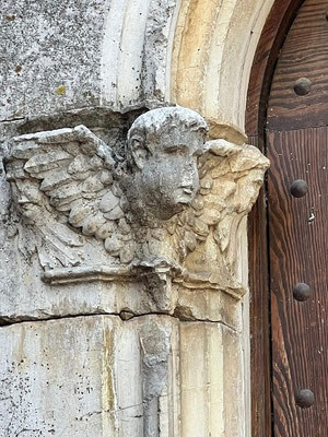 Engelfiguren bewachen links ...